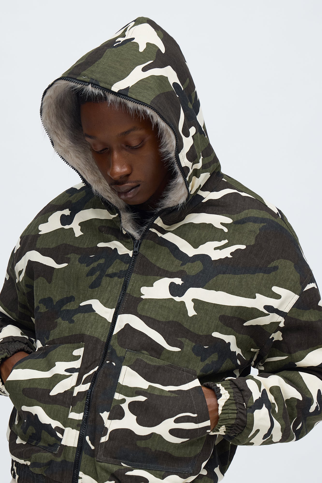 Hooded Rebellion Camo Bomber Jacket · vista 3