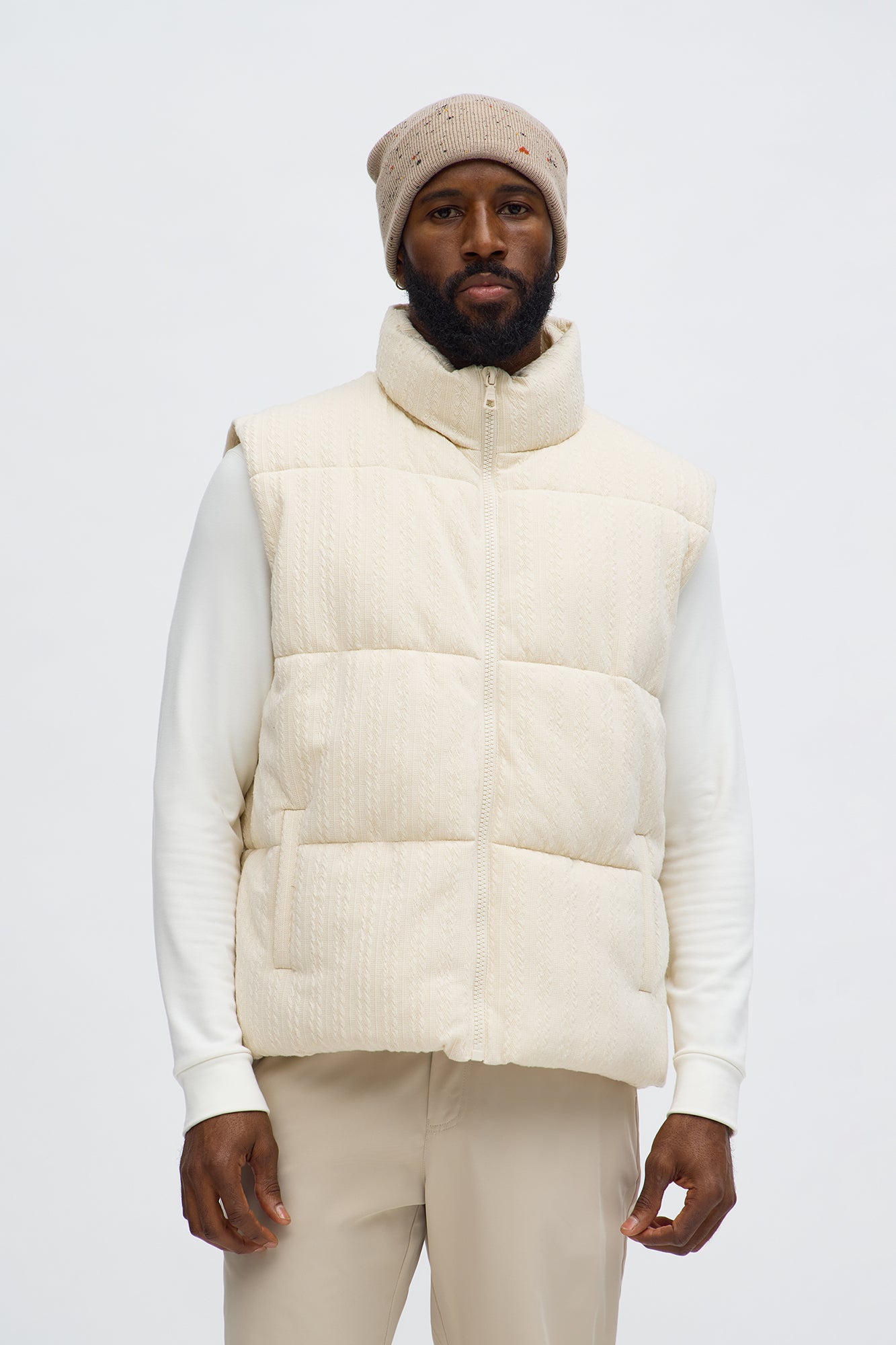 Textured Cable Knit Puffer Vest · vista en modelo