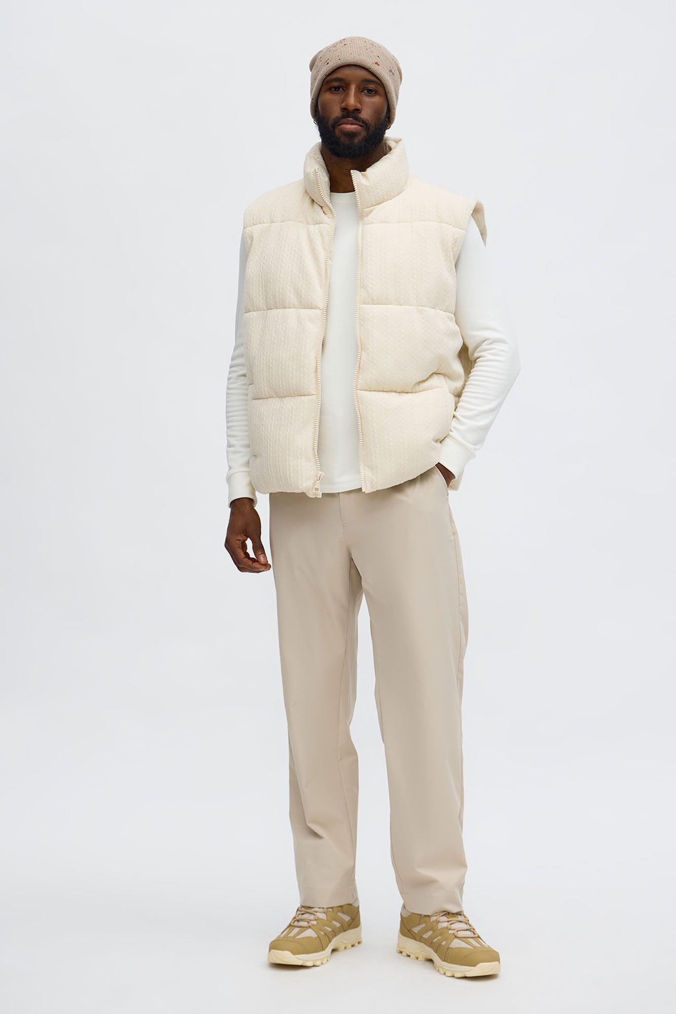 Textured Cable Knit Puffer Vest · vista 2