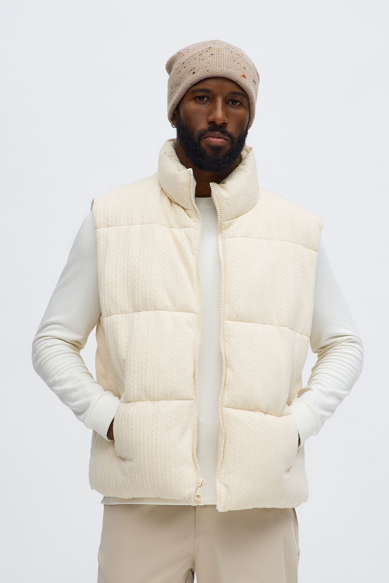 Textured Cable Knit Puffer Vest · vista 3