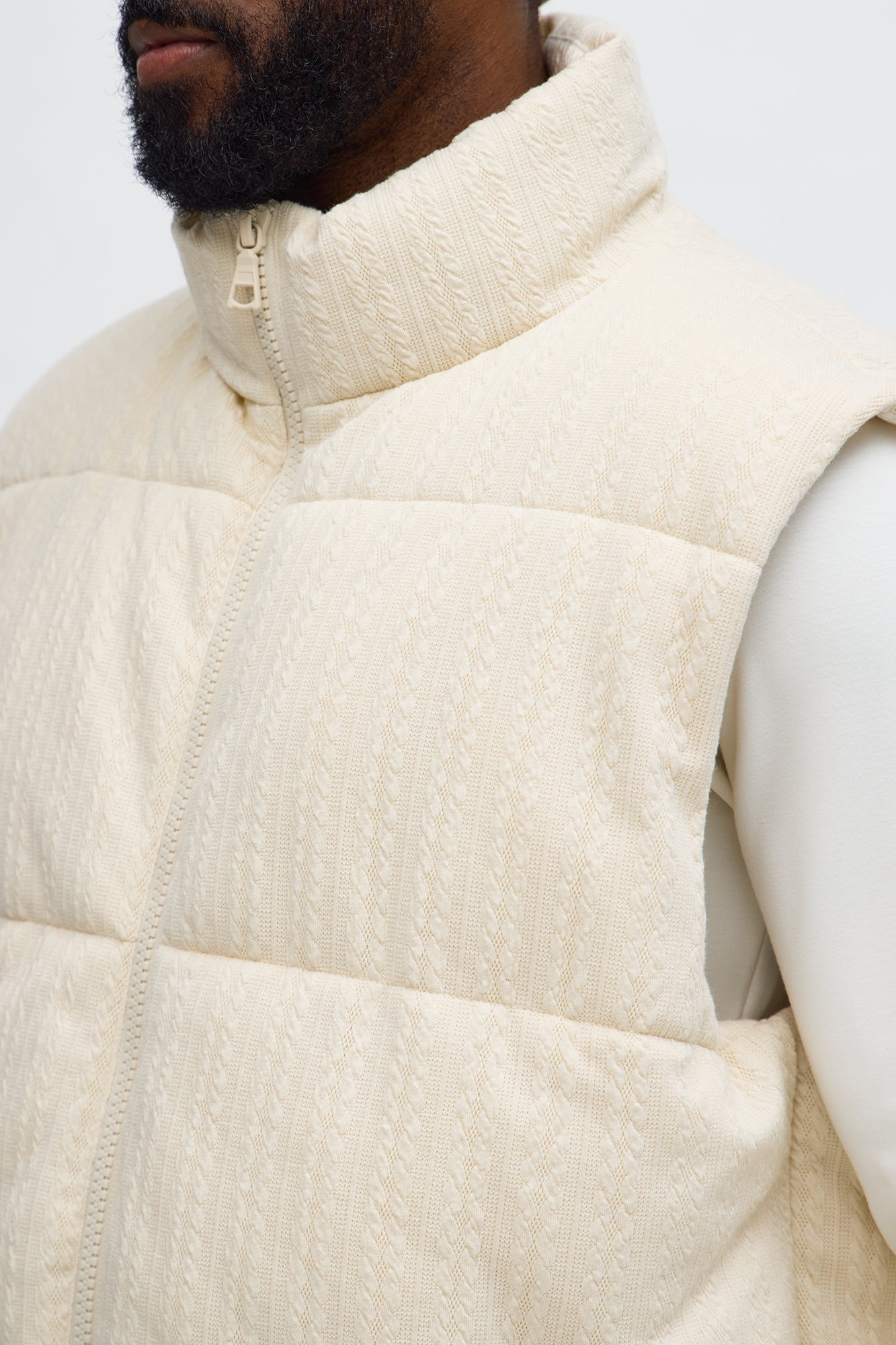 Textured Cable Knit Puffer Vest · vista 4