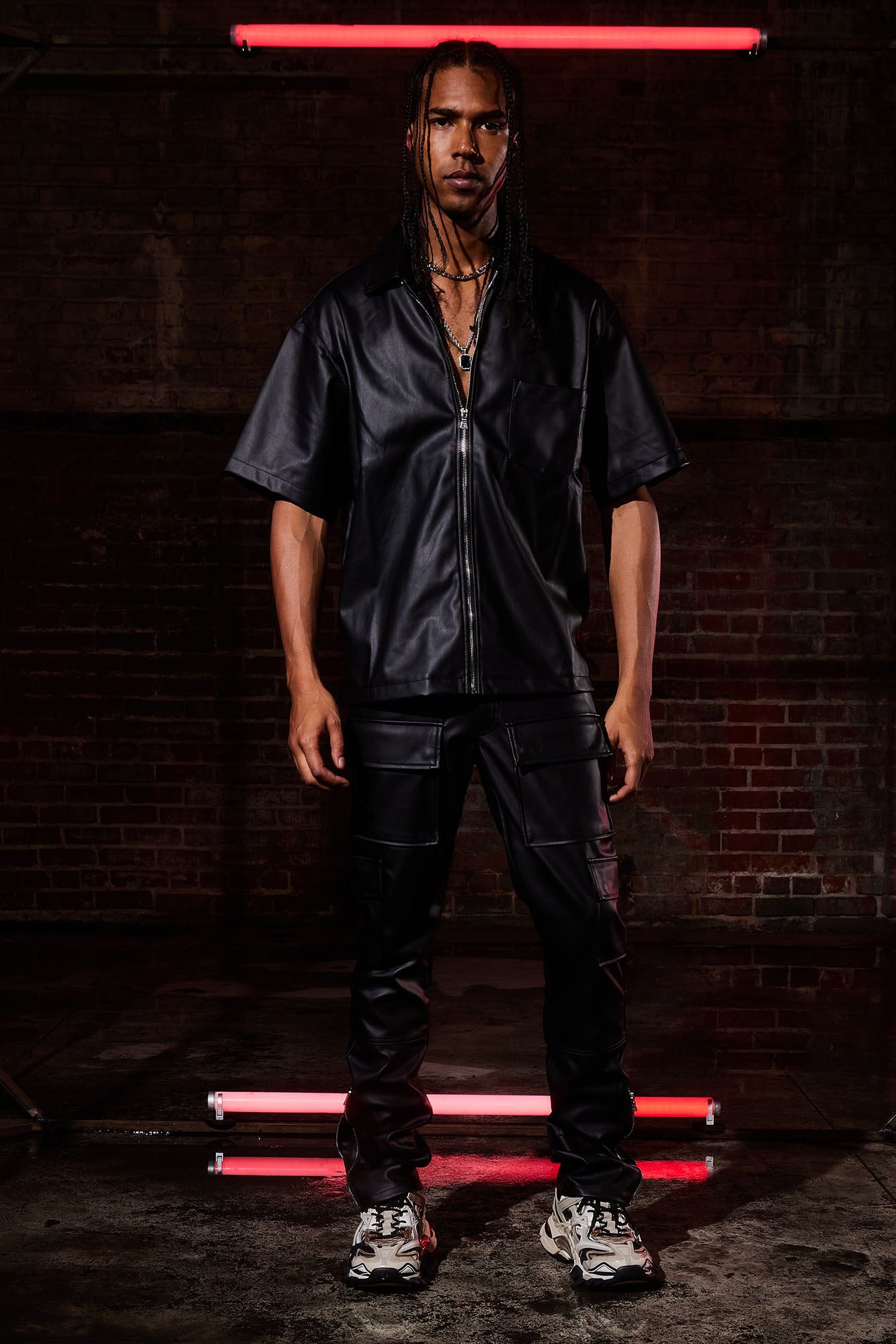 Zip It Faux Leather Slim Cargo Pants · vista 4