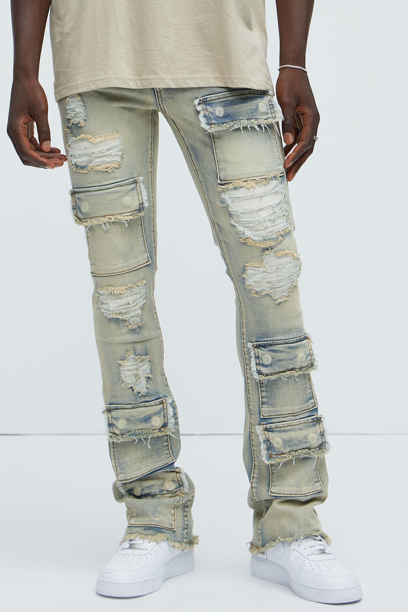 Get Started Cargo Stacked Skinny Flare Jeans · vista en modelo