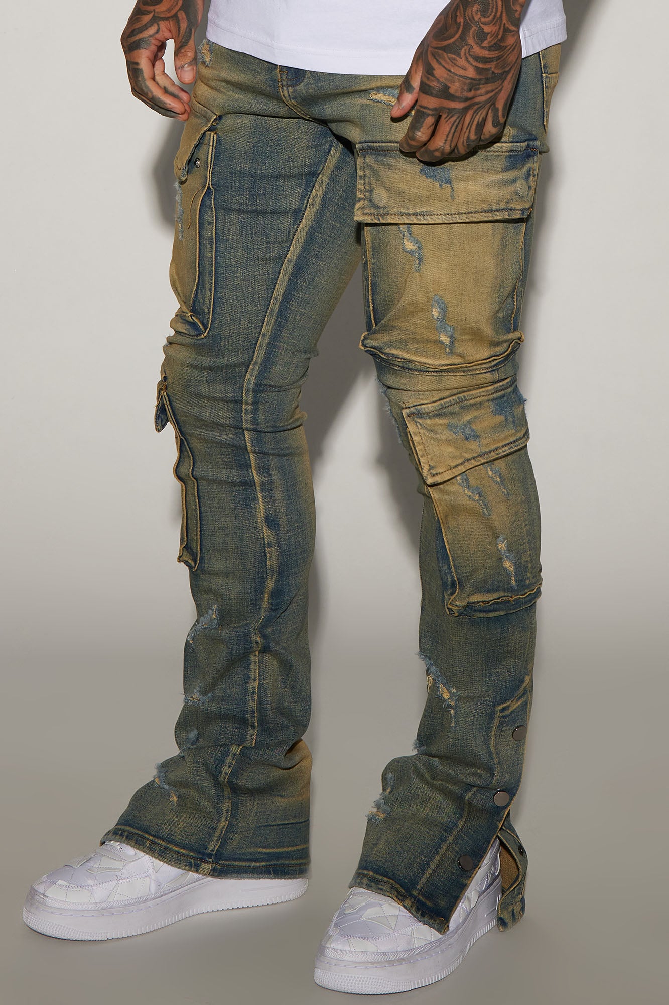 On The Set Stacked Skinny Snap Flare Jeans · vista en modelo