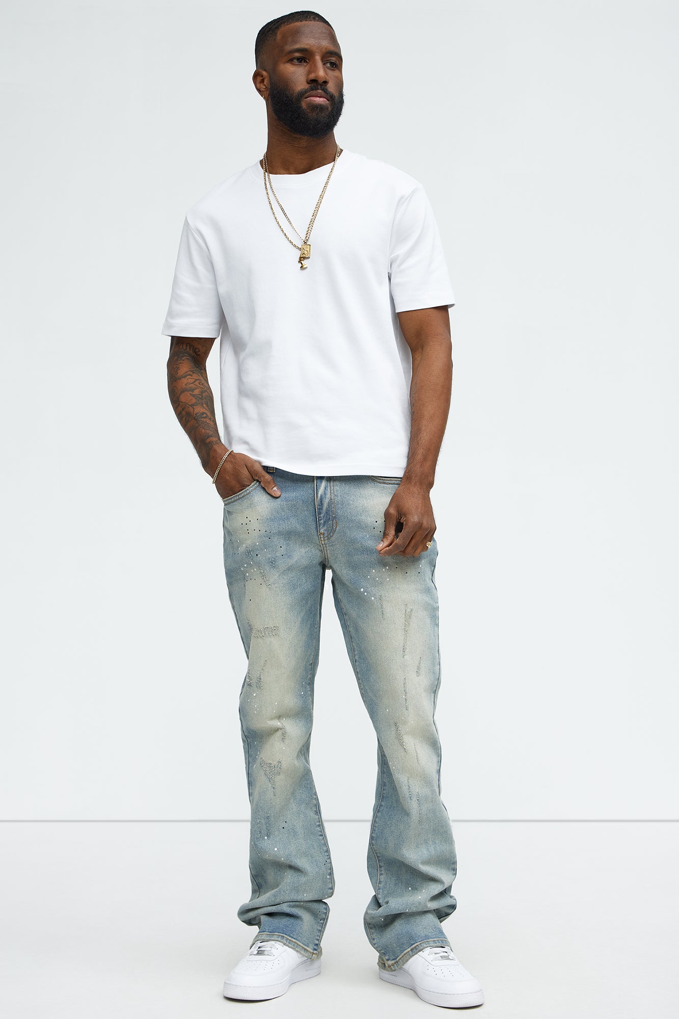 Ripped And Bleach Splatter Stacked Slim Flare Jeans · vista 2