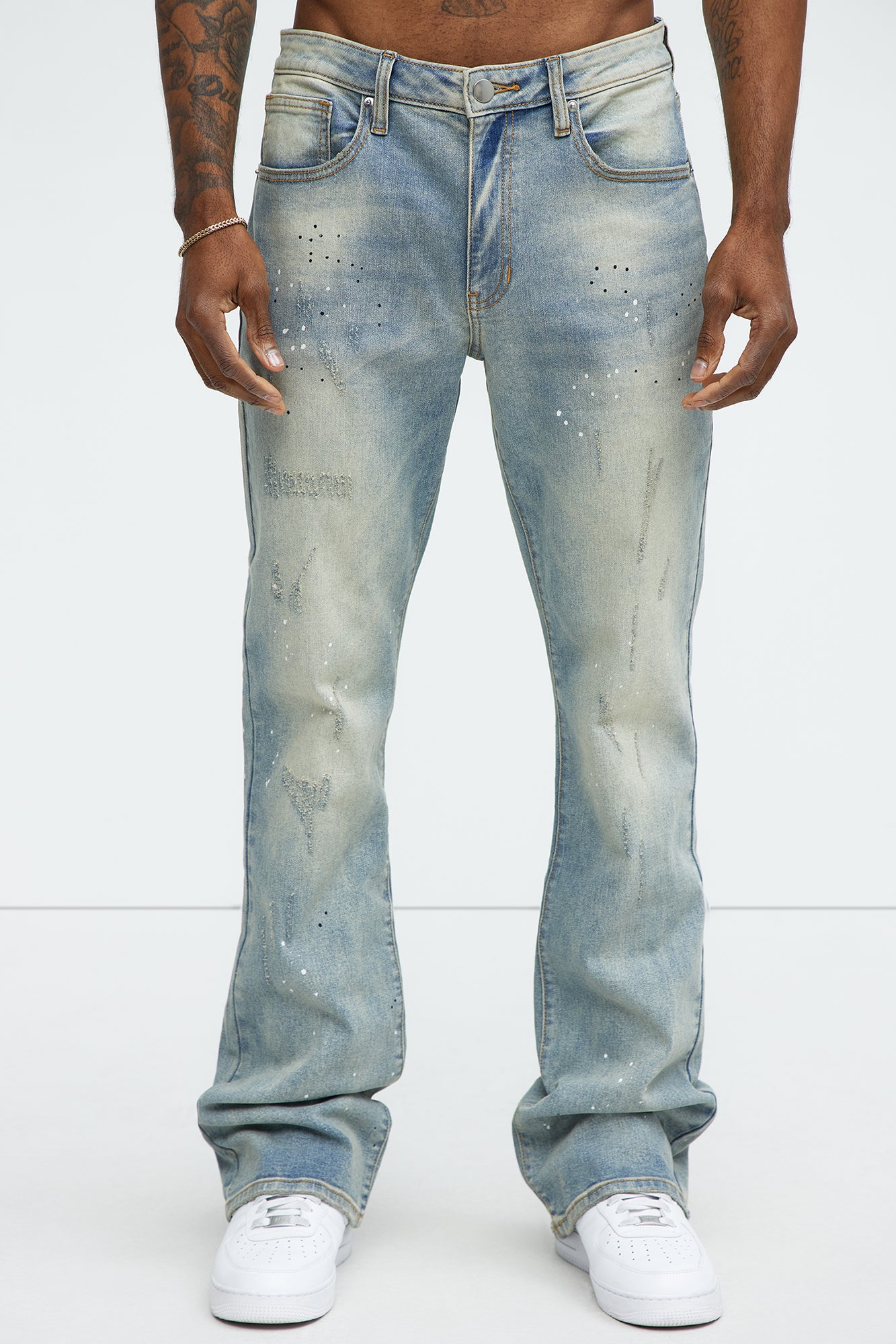 Ripped And Bleach Splatter Stacked Slim Flare Jeans · vista 3