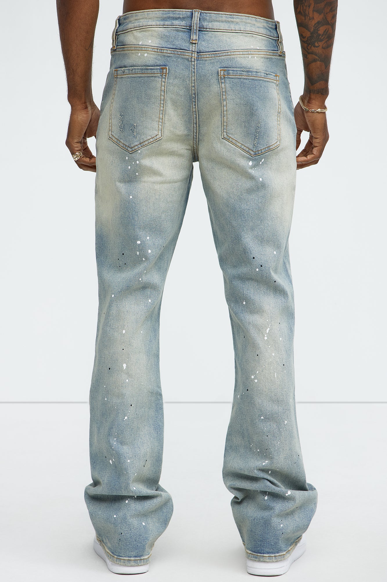 Ripped And Bleach Splatter Stacked Slim Flare Jeans · vista 4