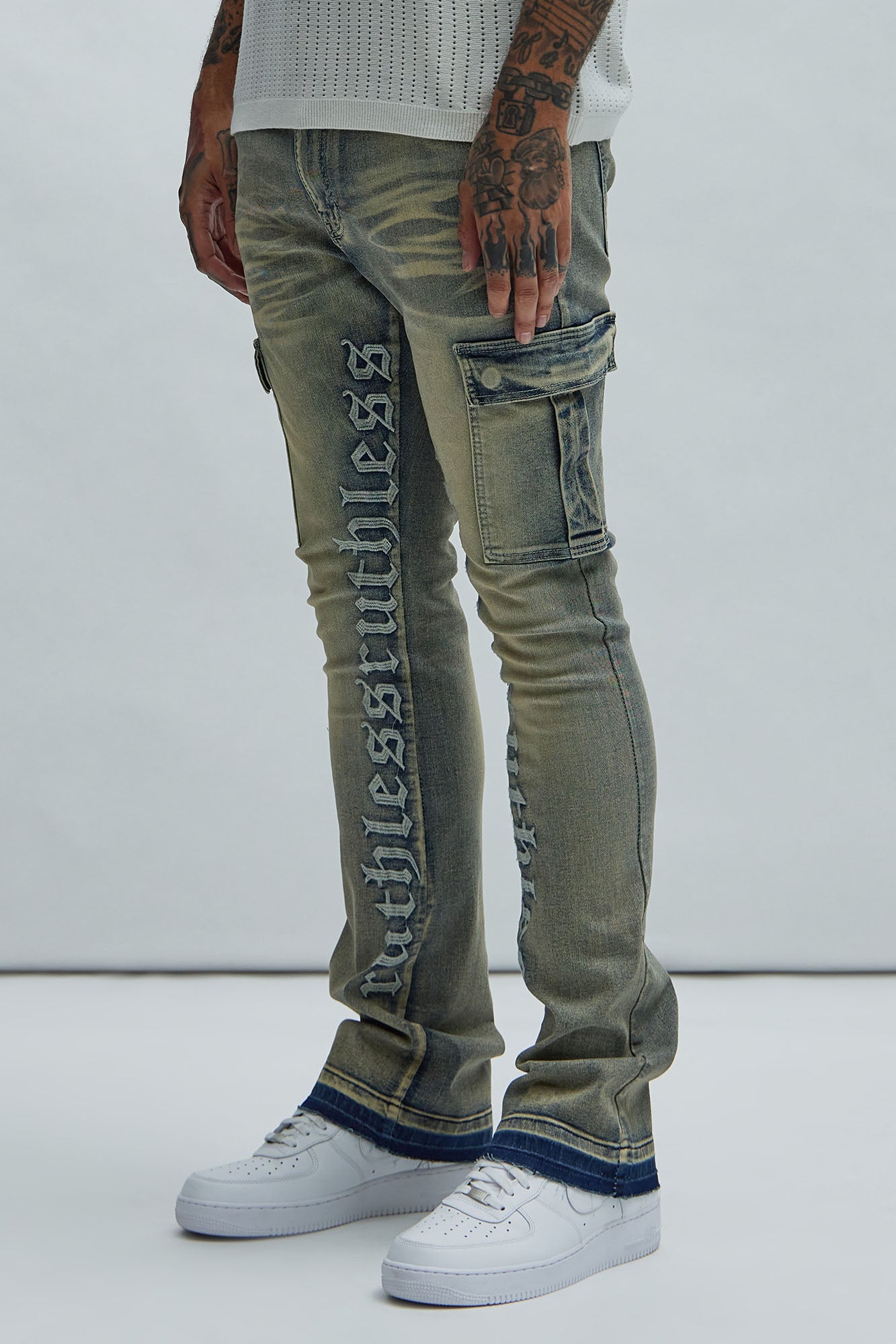 Ruthless Embroidered Stacked Skinny Cargo Flare Jeans · vista en modelo