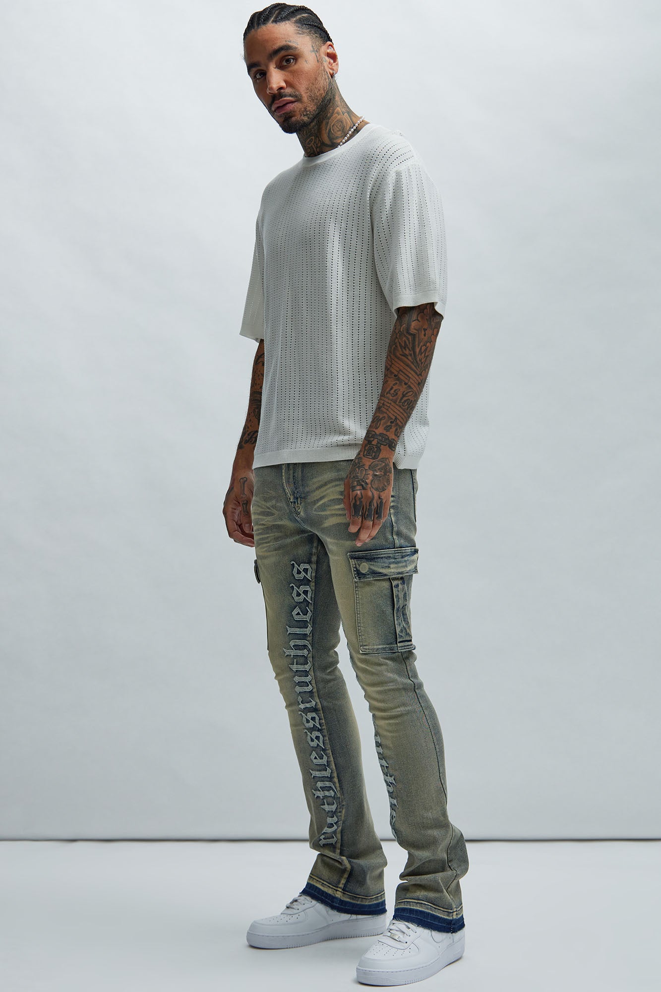 Ruthless Embroidered Stacked Skinny Cargo Flare Jeans · vista 2
