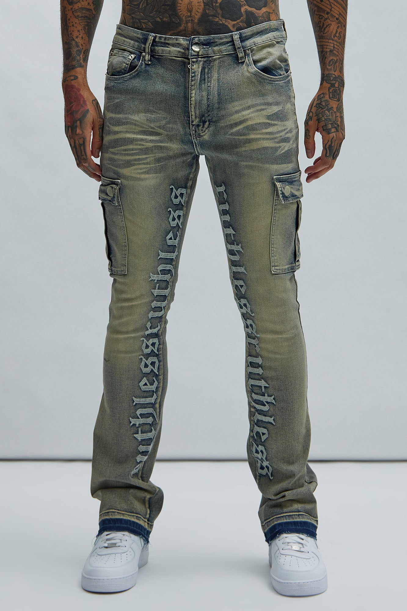 Ruthless Embroidered Stacked Skinny Cargo Flare Jeans · vista 3