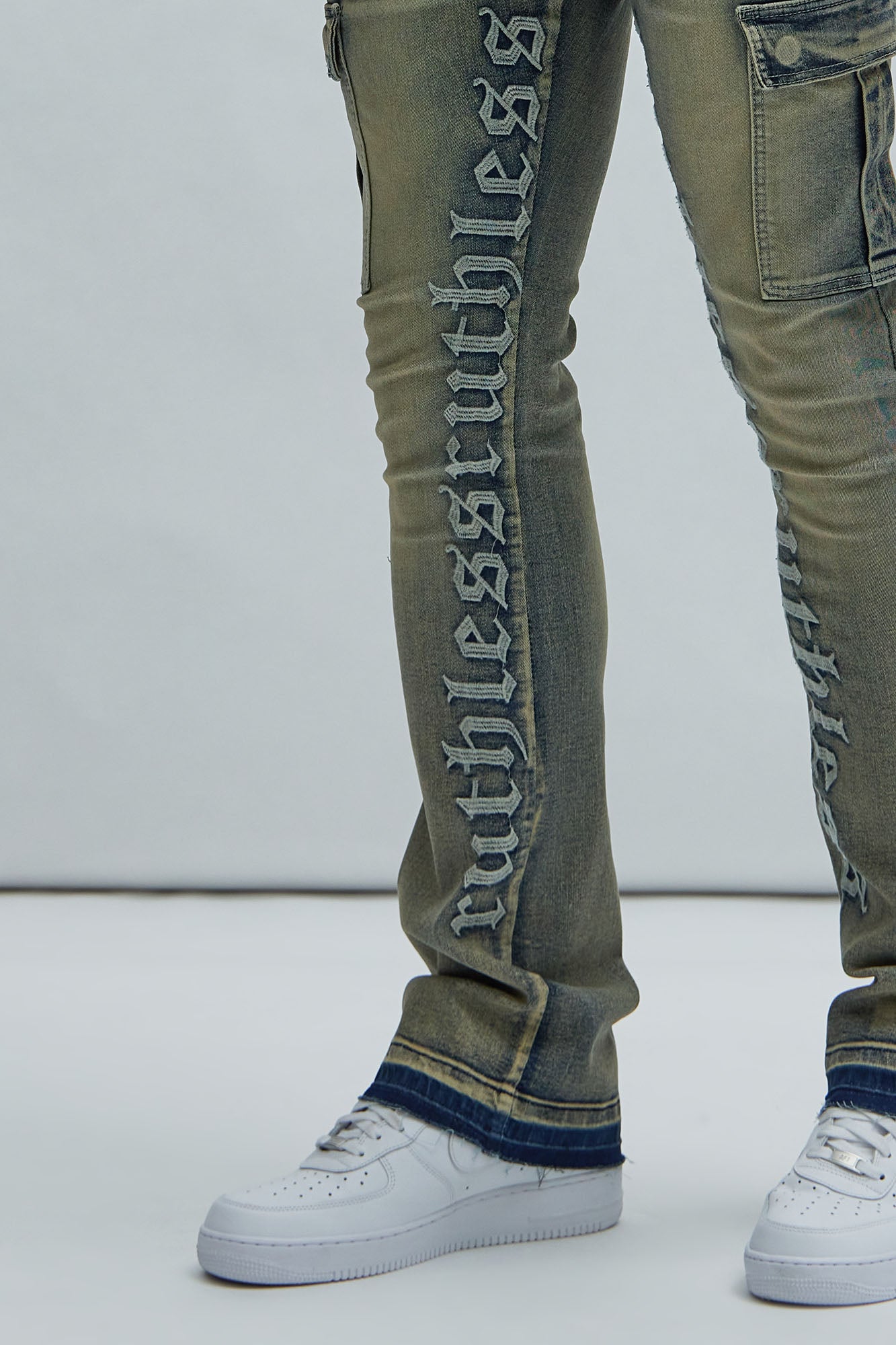 Ruthless Embroidered Stacked Skinny Cargo Flare Jeans · vista 4