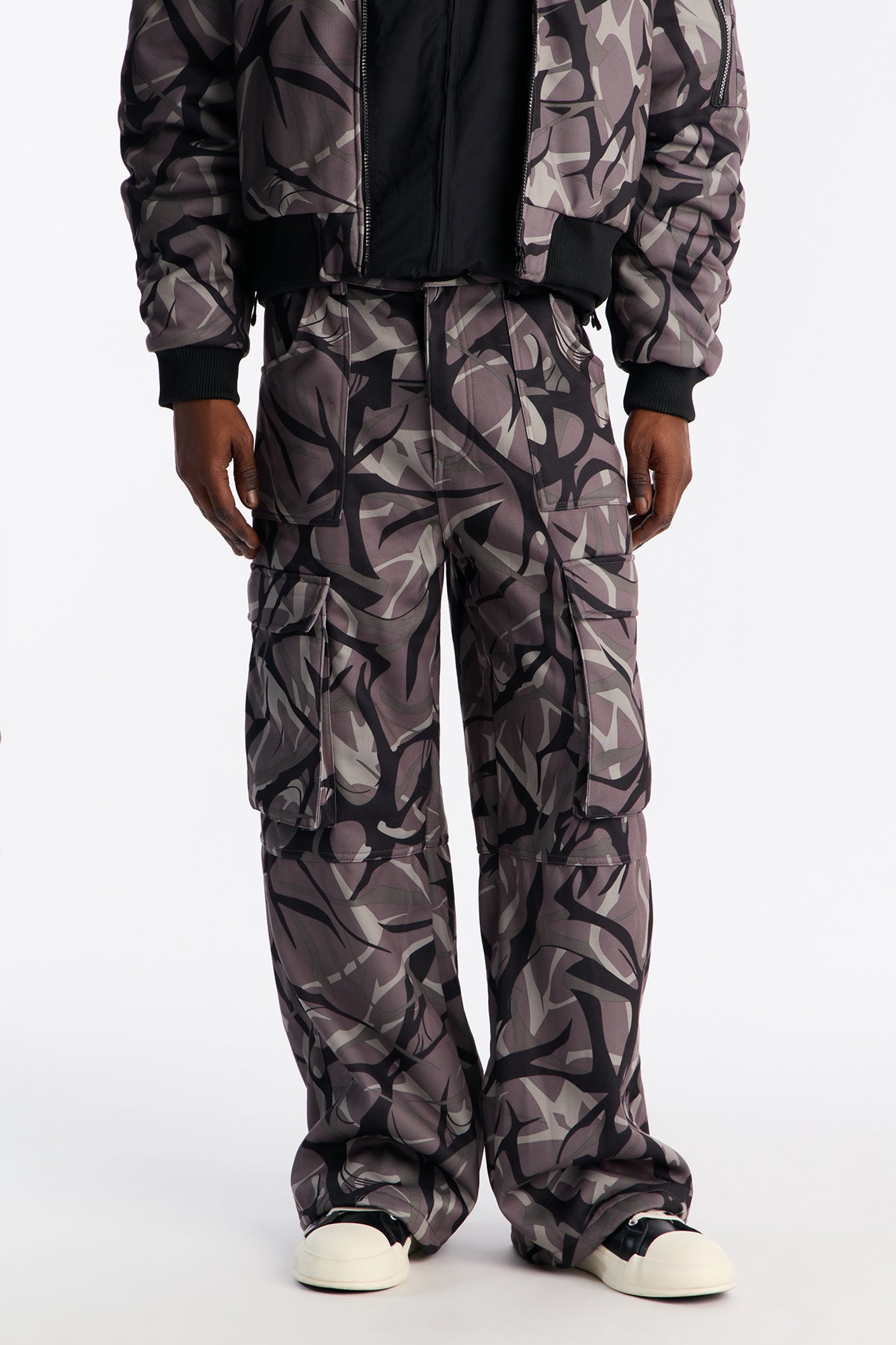 In The Cut Camo Sweatpants · vista en modelo