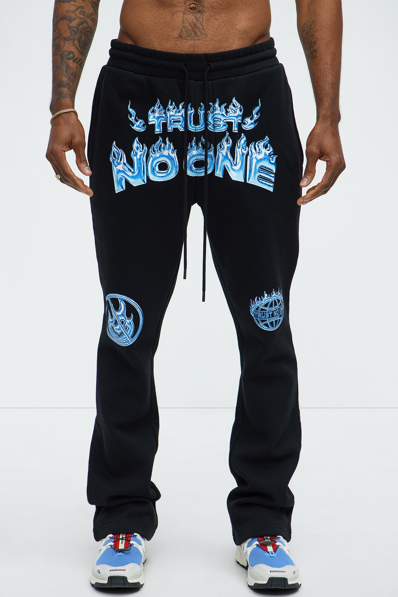 Tyson Trust No One Skinny Sweatpants · vista en modelo