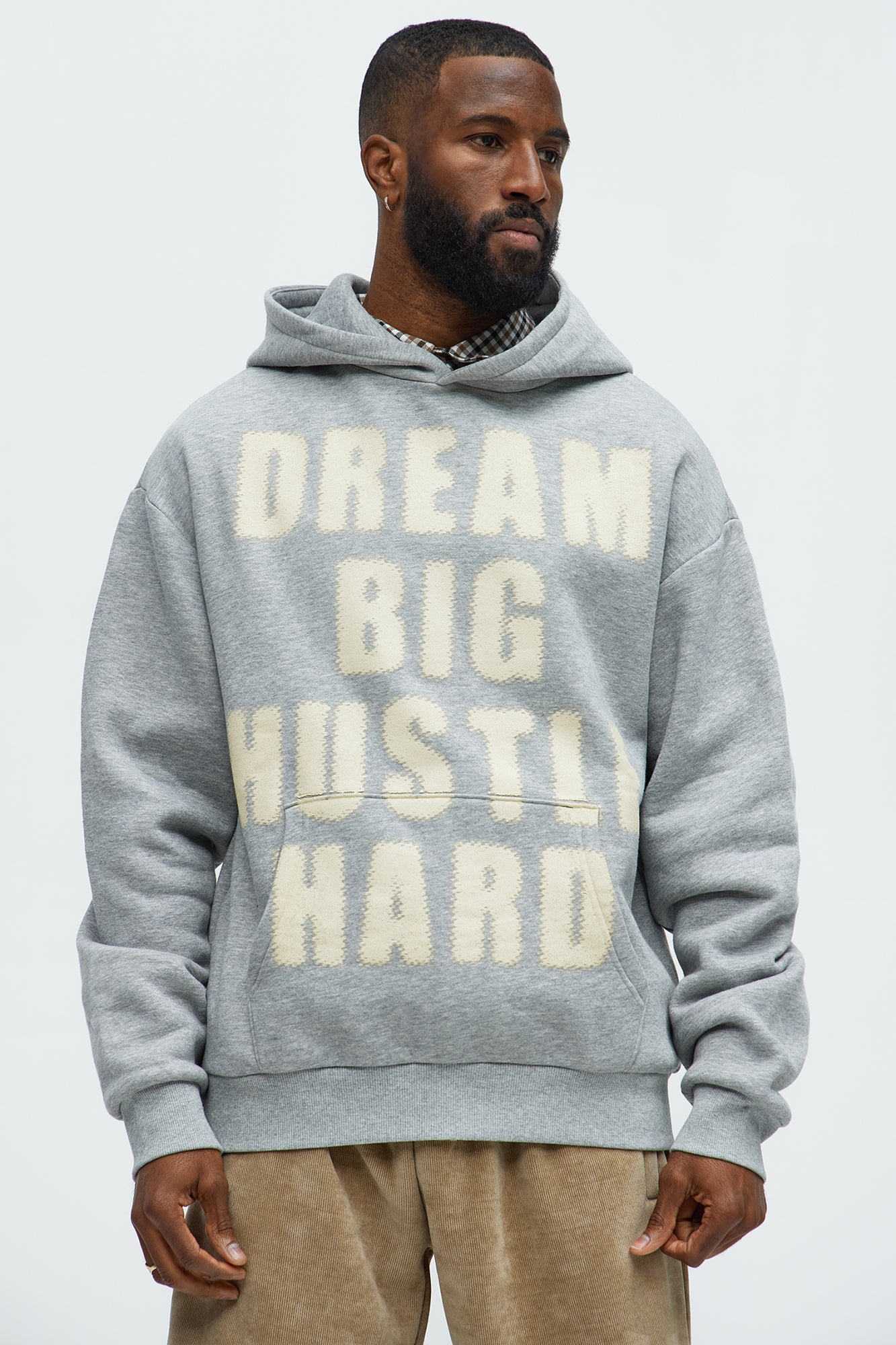 Dream Big Hustle Hard · vista en modelo