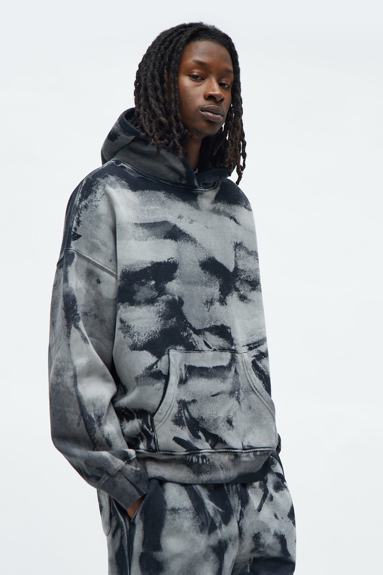 Tyson Oversized Heavyweight Hoodie Black Wash · vista en modelo