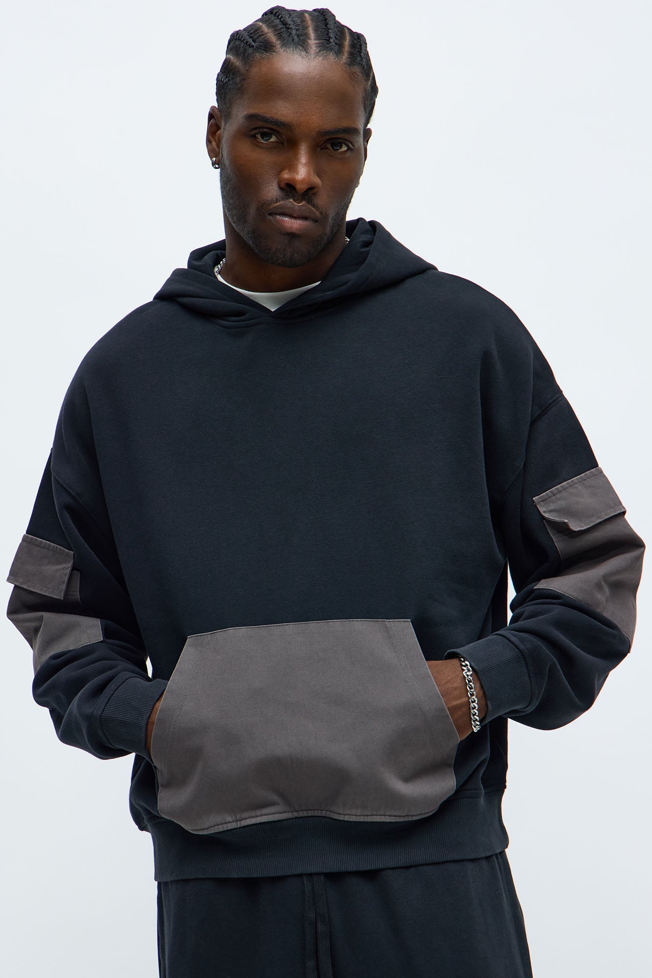 Oversized Twill Cargo Hoodie · vista en modelo